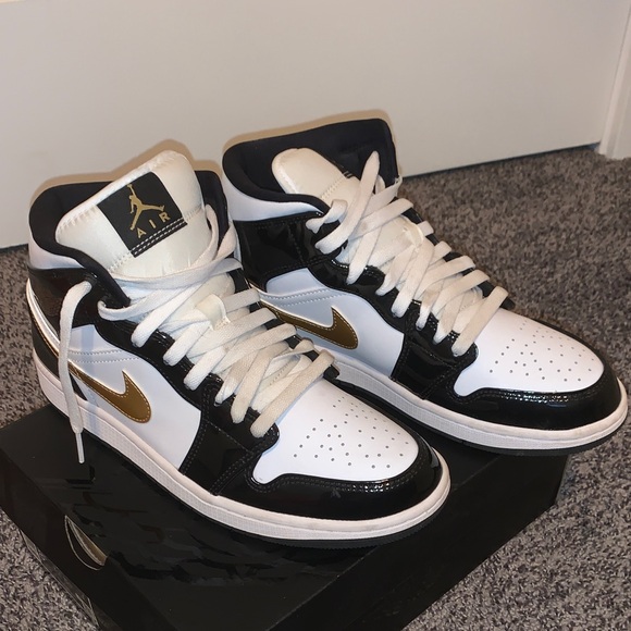 Nike Men's Black and Gold Sneakers